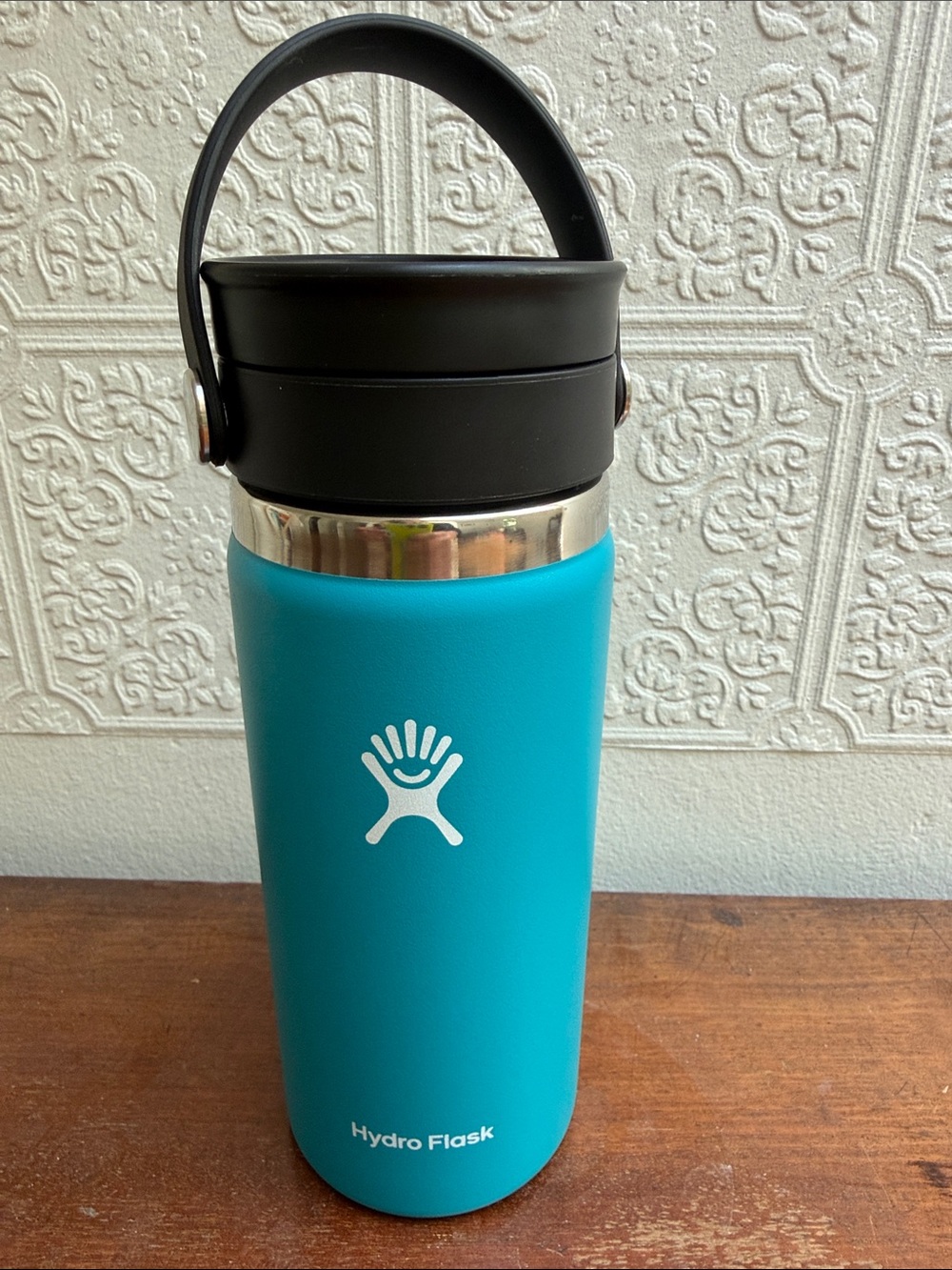 Hydro Flask 16oz thermos/insulated bottle with Flex Sip Lid. Bright aqua/teal.